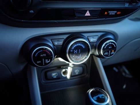 Used 2023 Hyundai Venue SEL image 24