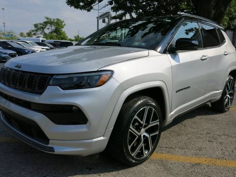 Used 2025 Jeep Compass Limited w/ High Altitude Package AWD/4WD image 2