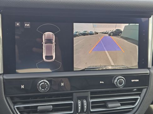 Certified 2025 Porsche Macan image 18