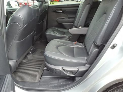 Used 2023 Toyota Highlander XLE AWD/4WD image 14