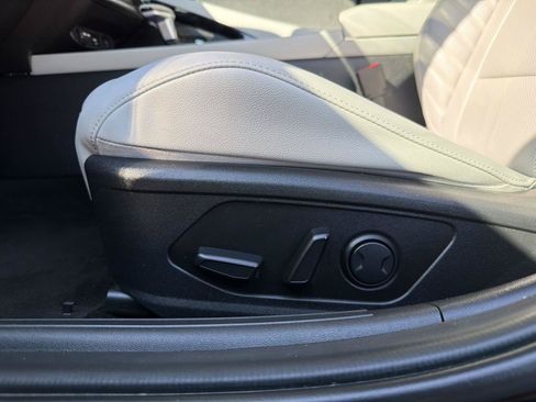 Used 2025 Hyundai Elantra Limited FWD image 15