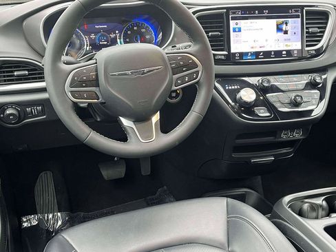 Used 2025 Chrysler Pacifica Select FWD image 2