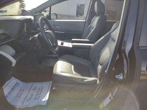 Used 2021 Toyota Sienna Limited image 9