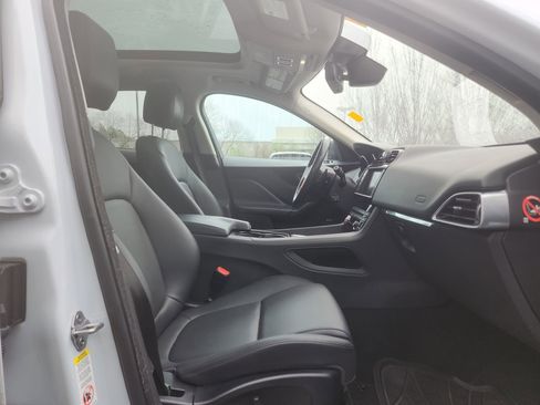 Used 2017 Jaguar F-PACE Premium image 9
