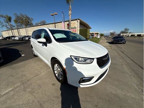 Used 2023 Chrysler Pacifica Touring-L FWD image 4