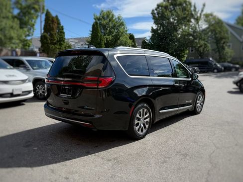 Used 2023 Chrysler Pacifica Pinnacle FWD image 8
