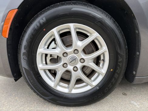 Used 2023 Chrysler Pacifica Touring-L image 8