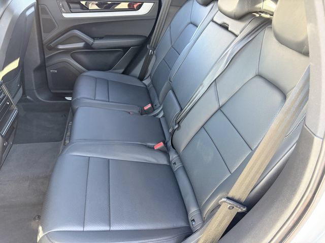 Used 2025 Porsche Cayenne AWD/4WD image 25