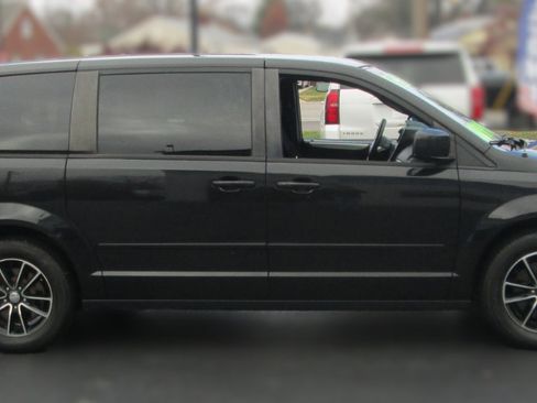 Used 2016 Dodge Grand Caravan SXT w/ UConnect Hands-Free Group image 3