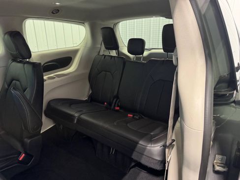 Used 2023 Chrysler Pacifica Touring-L FWD image 14