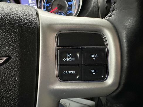 Used 2015 Chrysler Town & Country Touring-L w/ Driver Convenience Group image 16