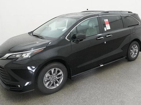 New 2026 Toyota Sienna XLE FWD image 1