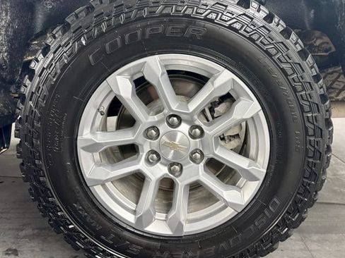 Used 2024 Chevrolet Silverado 1500 LT w/ Z71 Off-Road Package AWD/4WD image 10