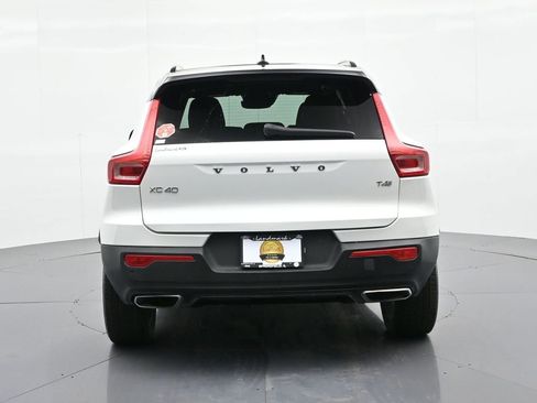 Used 2020 Volvo XC40 T4 R-Design image 7
