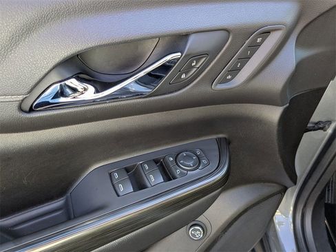 Used 2021 GMC Acadia SLT w/ Elevation Edition image 18