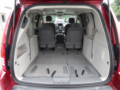 Used 2010 Chrysler Town & Country Touring w/ Entertainment Group #2 FWD image 8
