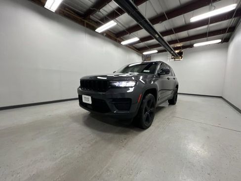 Used 2022 Jeep Grand Cherokee Altitude image 4