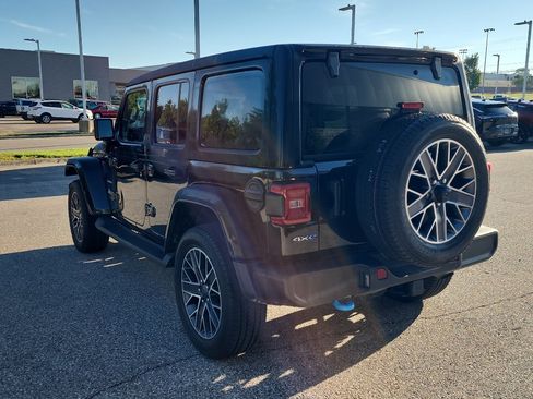 Used 2023 Jeep Wrangler Unlimited Sahara w/ Cold Weather Group AWD/4WD image 5