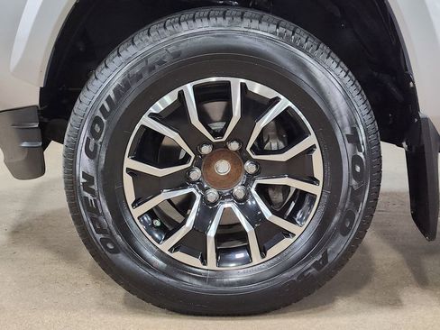 Used 2020 Toyota Tacoma TRD Sport w/ Technology Package image 28