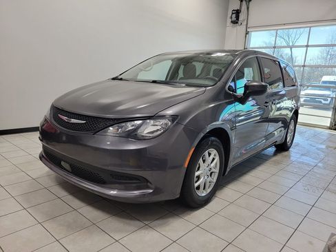 Used 2023 Chrysler Voyager LX image 5