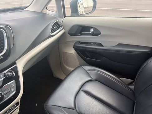 Used 2023 Chrysler Pacifica Touring-L image 10