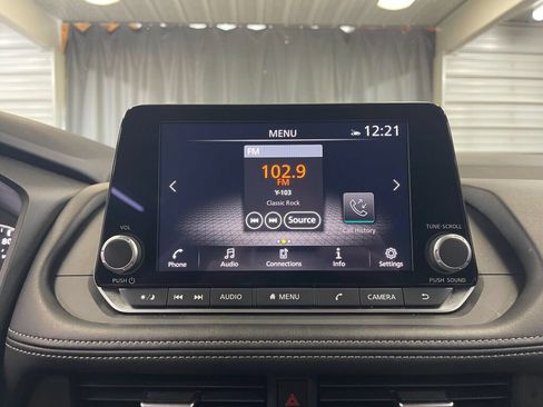Used 2025 Nissan Rogue SV FWD image 10