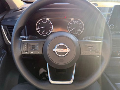 Used 2023 Nissan Rogue S image 17
