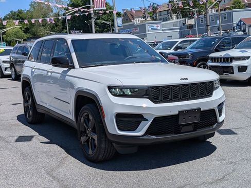 Used 2023 Jeep Grand Cherokee Altitude AWD/4WD image 4