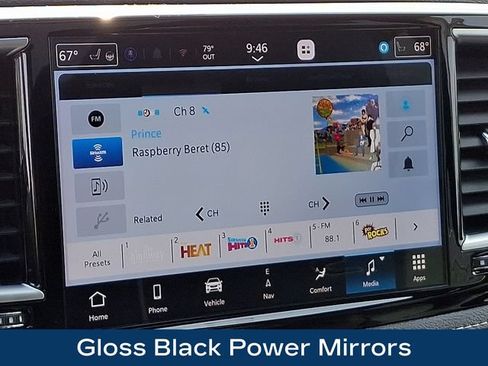 Used 2025 Chrysler Pacifica Premium FWD image 13