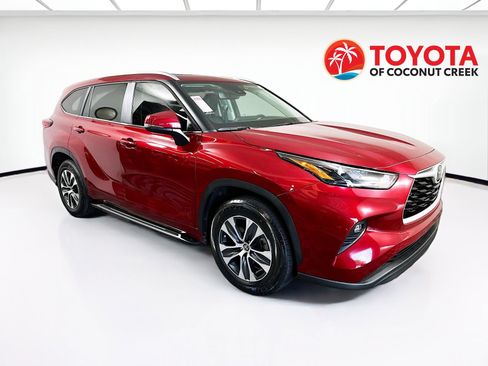 Used 2023 Toyota Highlander XLE image 1