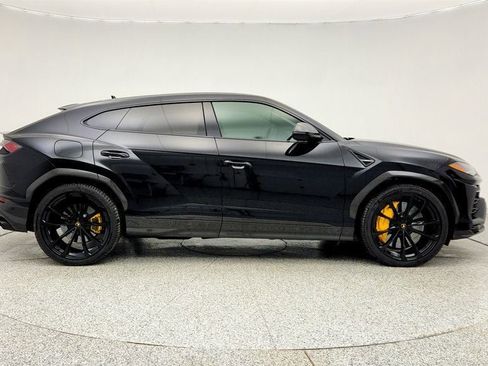 Used 2022 Lamborghini Urus AWD with Carbon Fiber Packages image 4