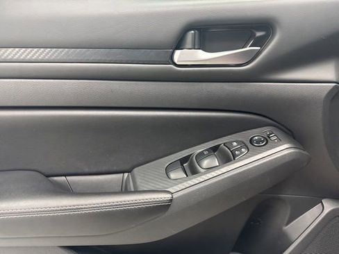 Used 2025 Nissan Altima 2.5 SV image 9