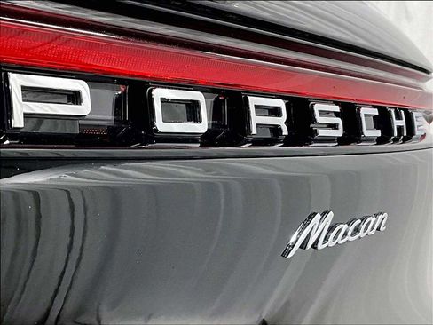 Used 2025 Porsche Macan w/ Premium Package Plus image 34