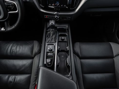 Used 2020 Volvo XC60 T6 R-Design image 40