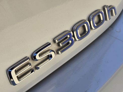 Used 2020 Lexus ES 300h w/ Premium Package image 19