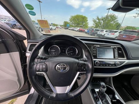 Used 2017 Toyota Highlander XLE w/ Carpet Mat Package AWD/4WD image 41