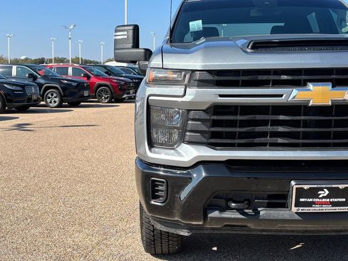 Used 2024 Chevrolet Silverado 2500 Custom w/ Custom Value Package image 4