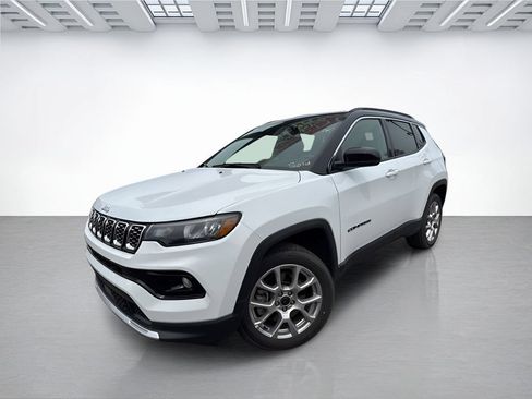 Used 2025 Jeep Compass Limited AWD/4WD image 2