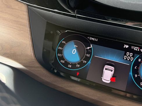 Used 2024 Volkswagen Atlas SE w/ Black Wheel Package image 9