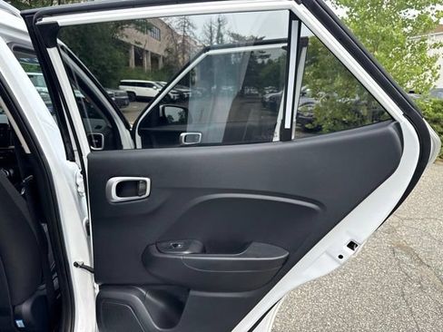 Used 2024 Hyundai Venue SEL FWD image 34