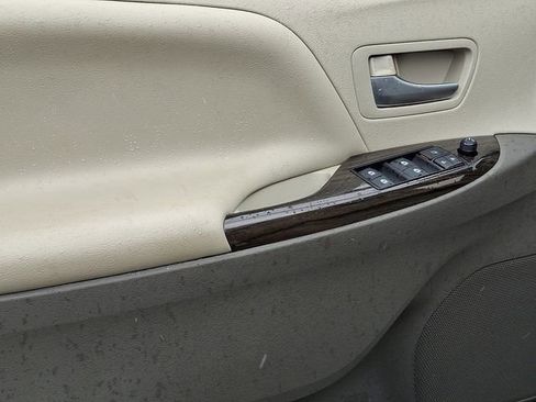 Used 2015 Toyota Sienna XLE Premium FWD image 22