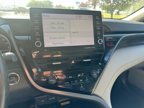 Used 2022 Toyota Camry XLE image 20