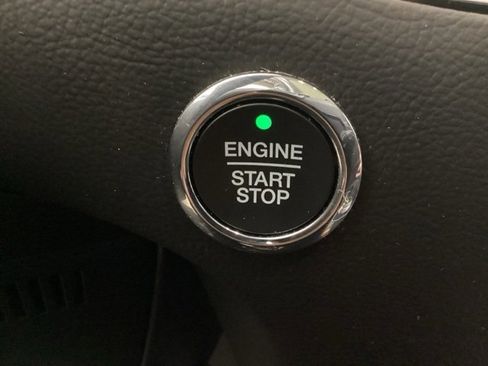 Used 2020 Ford Edge Titanium image 28