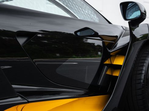 Used 2019 McLaren Senna image 22