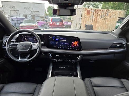 Used 2025 Chevrolet Suburban Z71 AWD/4WD image 25