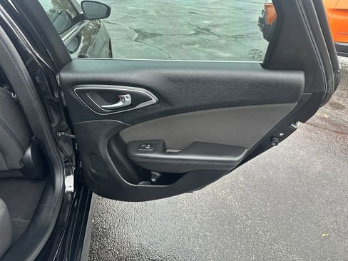 Used 2015 Chrysler 200 Limited w/ Convenience Group image 29