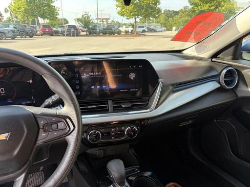 Used 2024 Chevrolet Trax LT FWD image 19