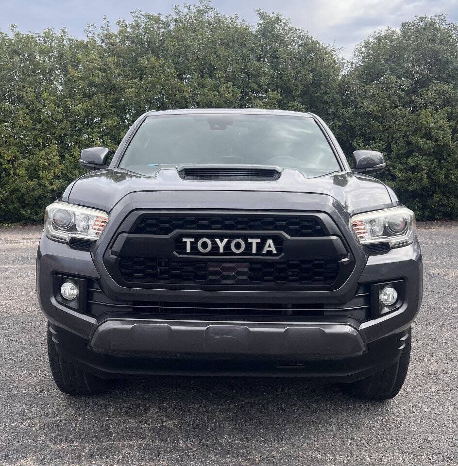 Used 2018 Toyota Tacoma TRD Sport AWD/4WD image 11