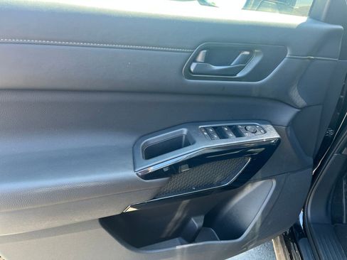 Used 2025 Nissan Pathfinder SV FWD image 18