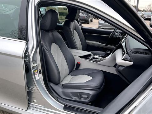 Used 2018 Toyota Camry XLE image 8